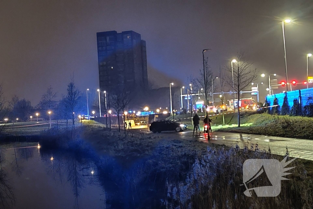 Auto belandt ondersteboven onderaan talud na achtervolging