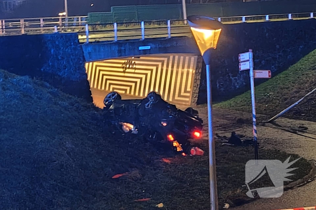 Auto belandt ondersteboven onderaan talud na achtervolging