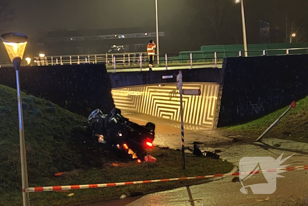 Auto belandt ondersteboven onderaan talud na achtervolging