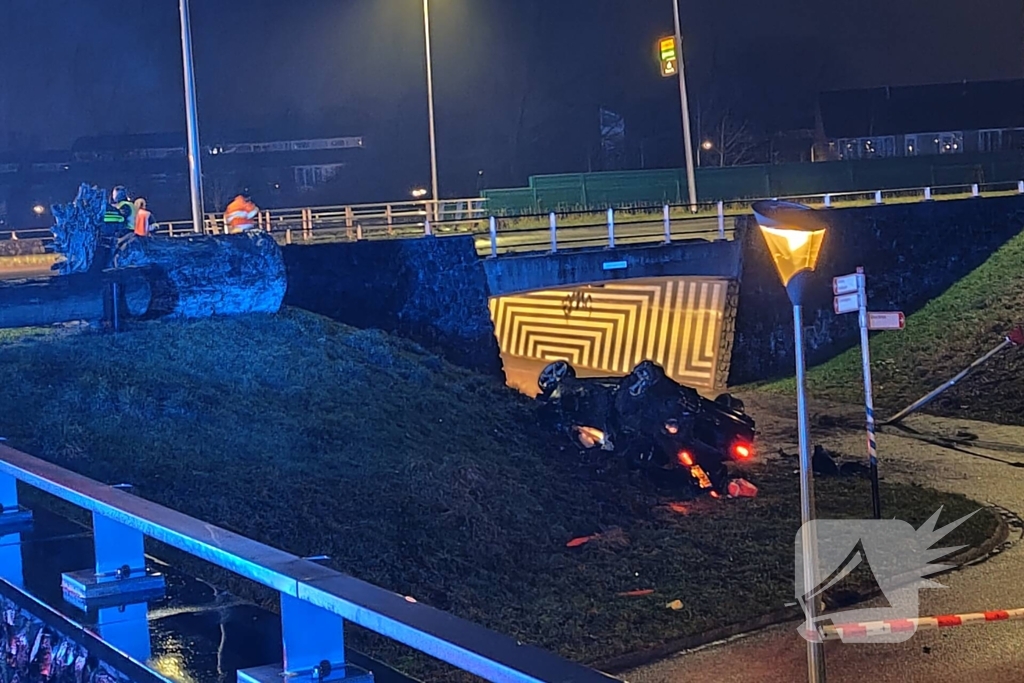 Auto belandt ondersteboven onderaan talud na achtervolging