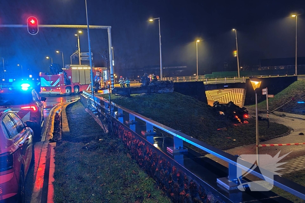 Auto belandt ondersteboven onderaan talud na achtervolging