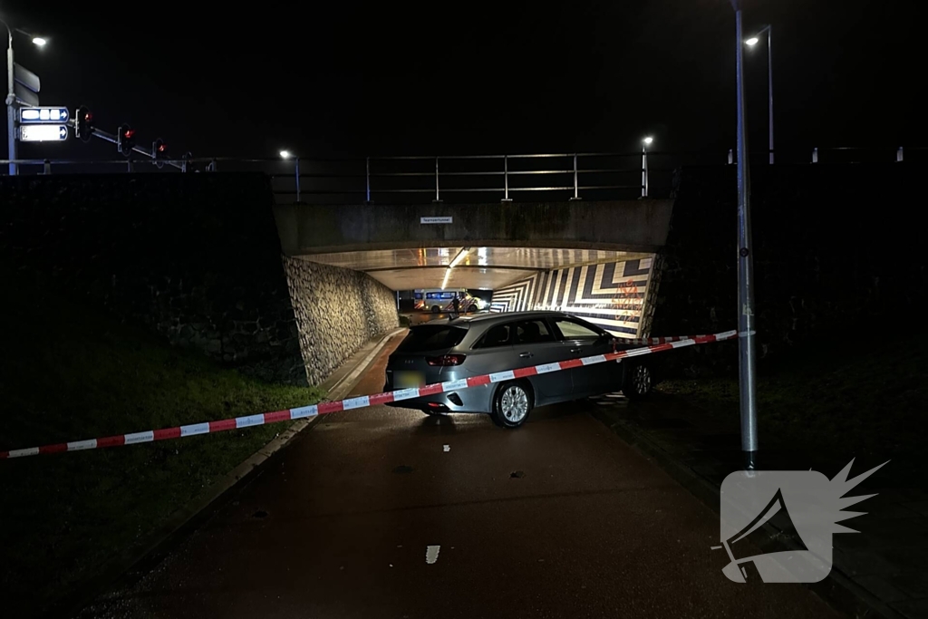 Auto belandt ondersteboven onderaan talud na achtervolging