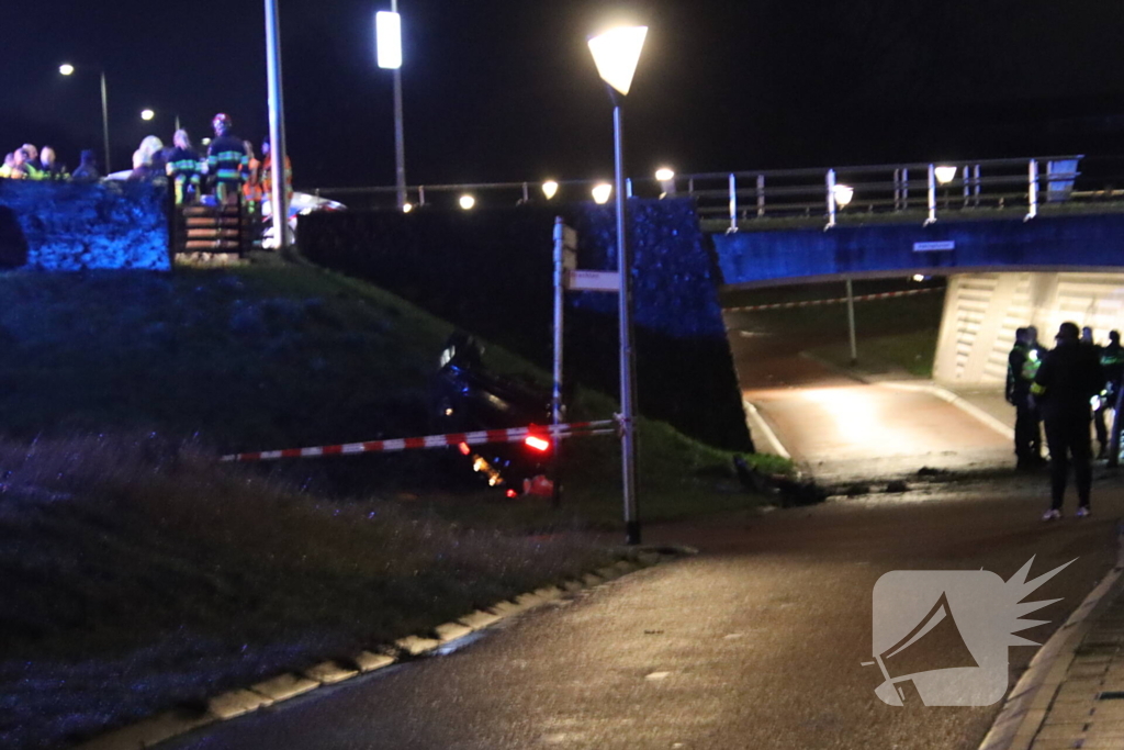 Auto belandt ondersteboven onderaan talud na achtervolging