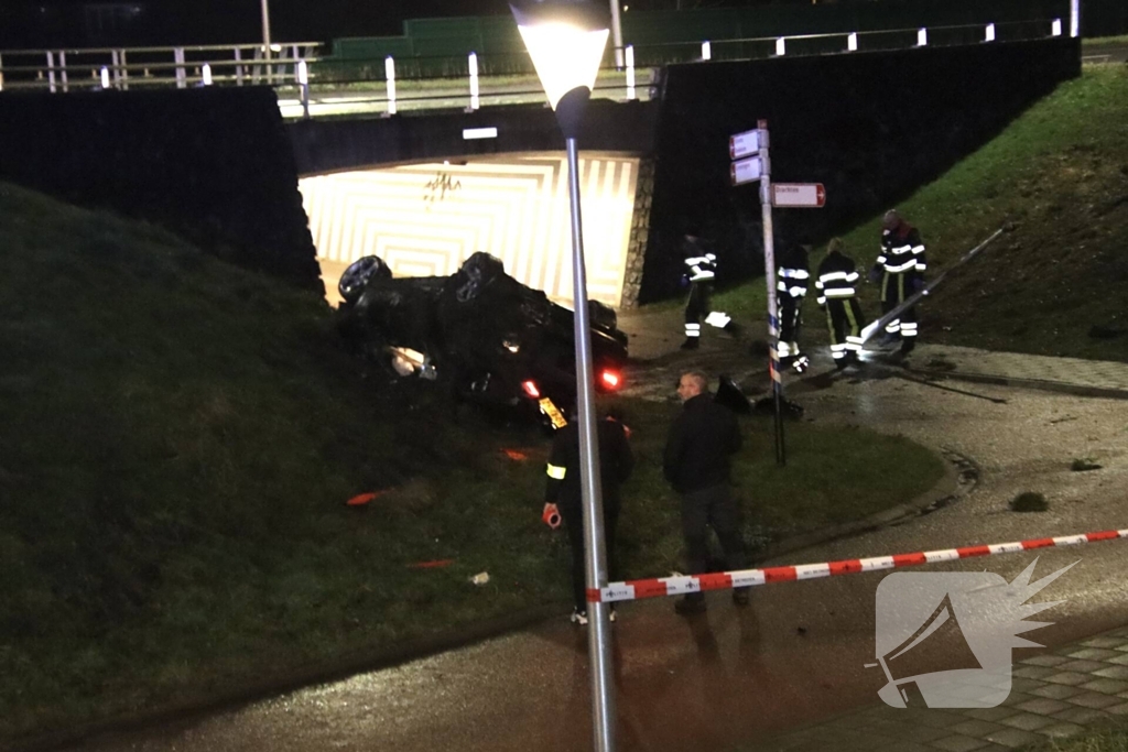 Auto belandt ondersteboven onderaan talud na achtervolging