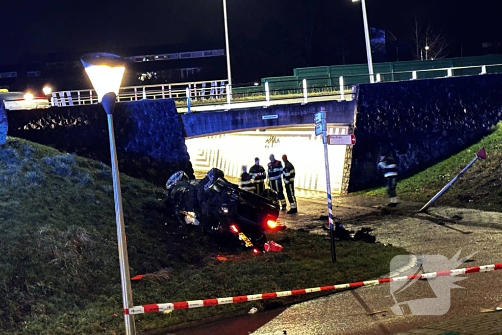 Auto belandt ondersteboven onderaan talud na achtervolging