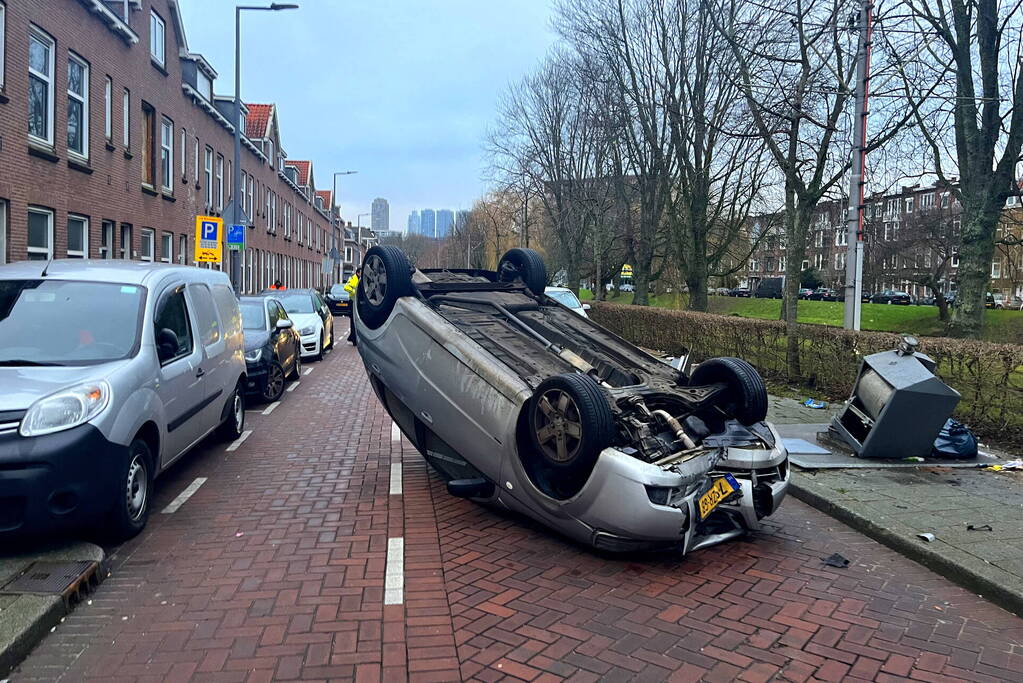 Automobilist botst op container en vliegt over de kop