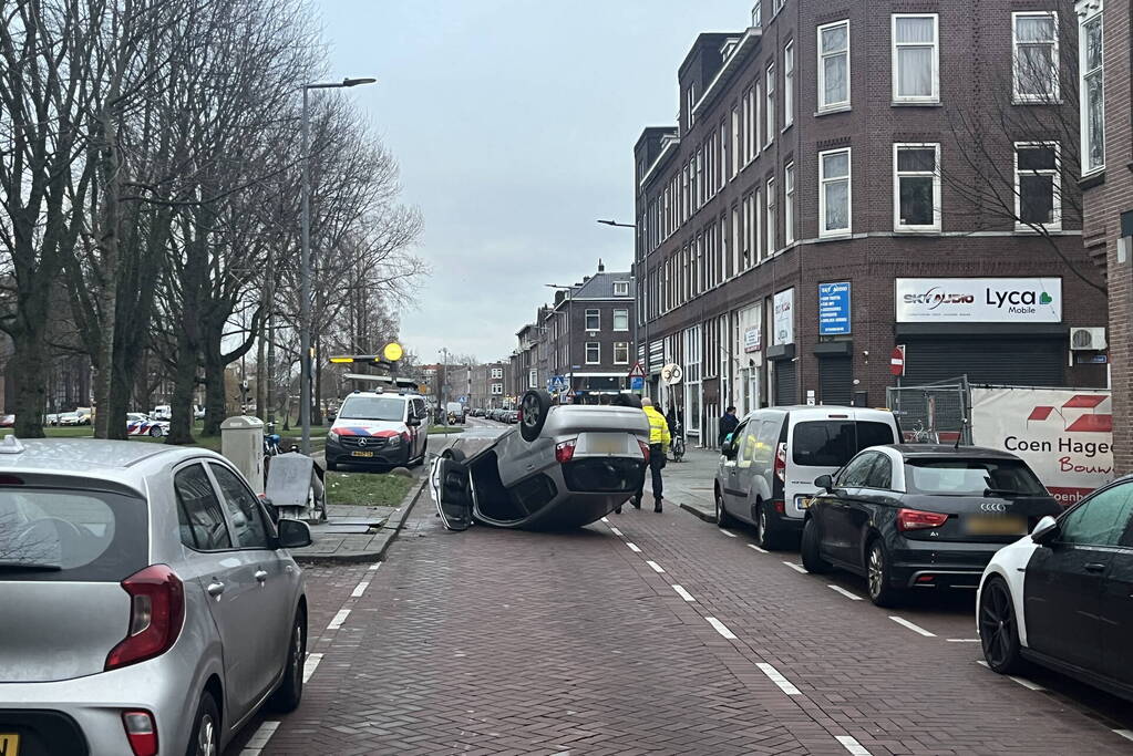 Automobilist botst op container en vliegt over de kop