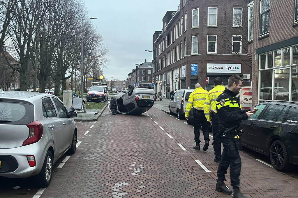 Automobilist botst op container en vliegt over de kop