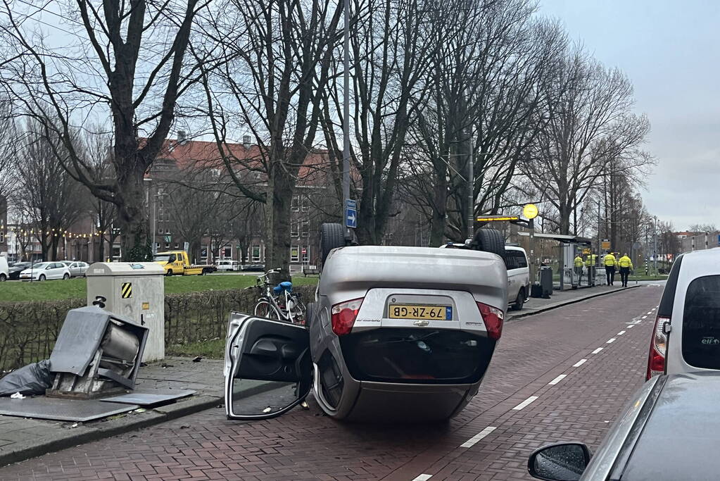 Automobilist botst op container en vliegt over de kop