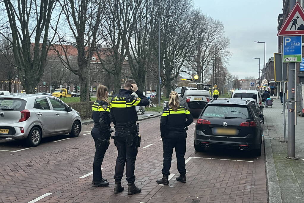 Automobilist botst op container en vliegt over de kop