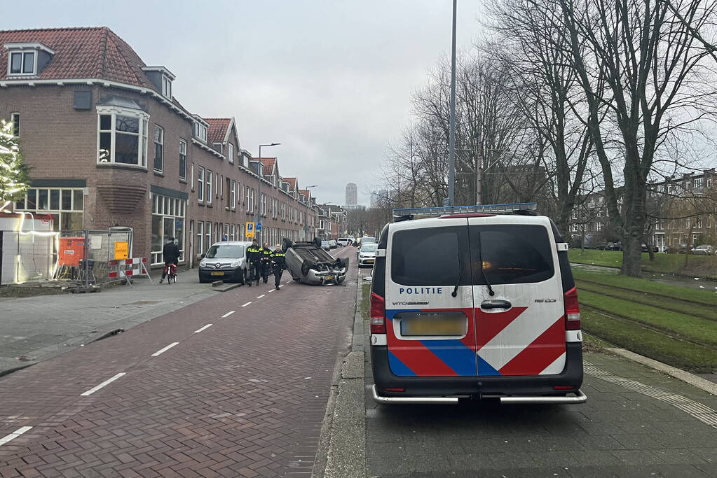 Automobilist botst op container en vliegt over de kop