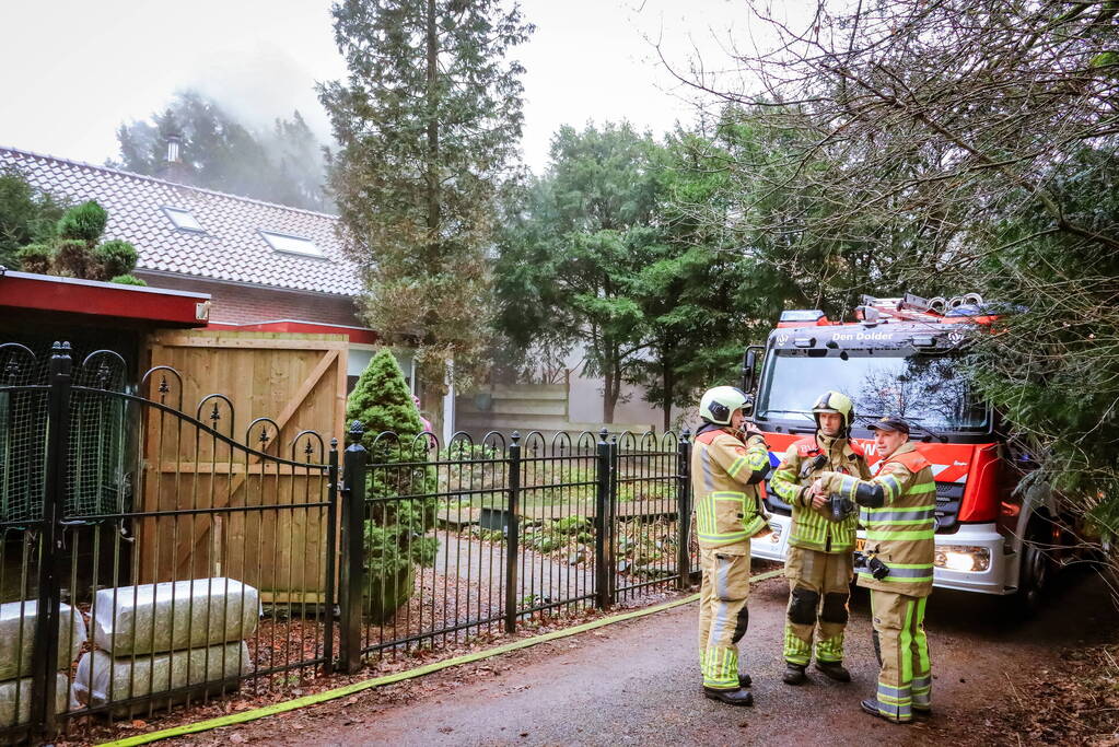 Uitslaande brand in houten woning