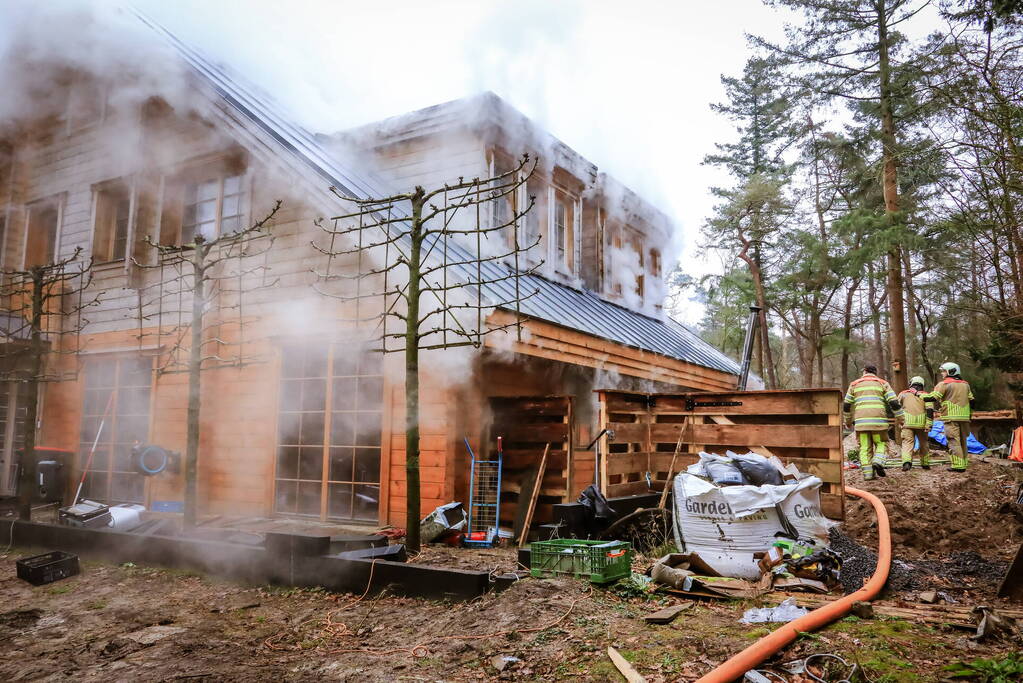 Uitslaande brand in houten woning