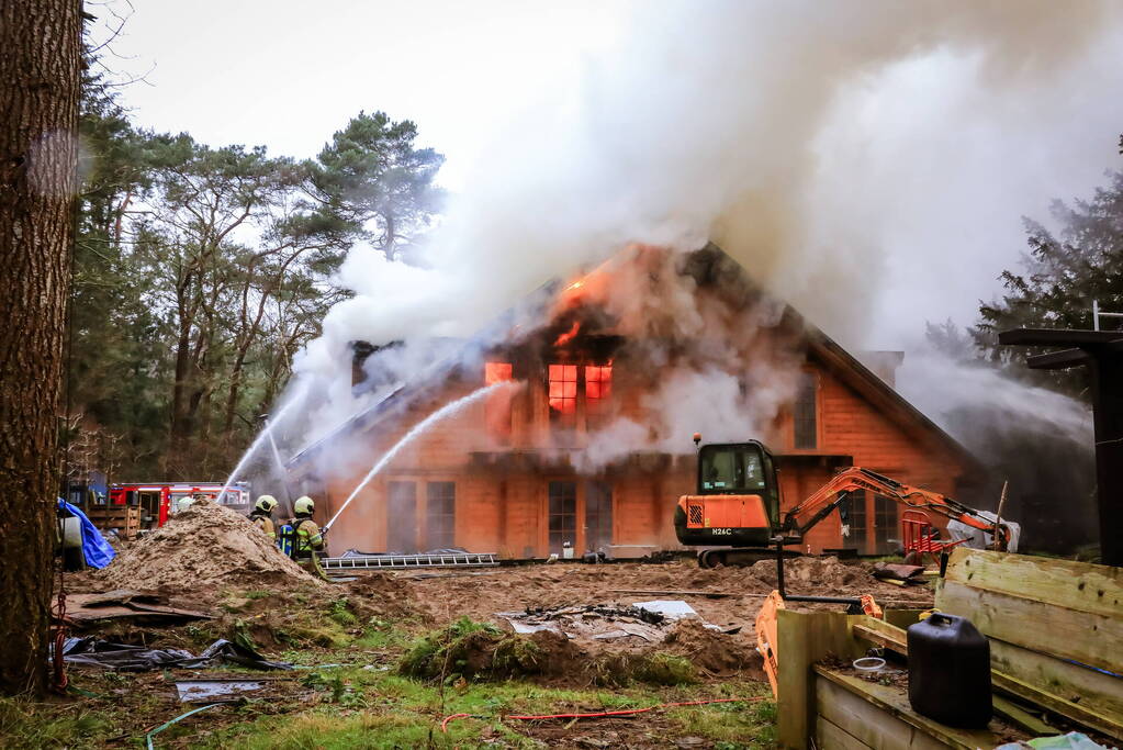 Uitslaande brand in houten woning