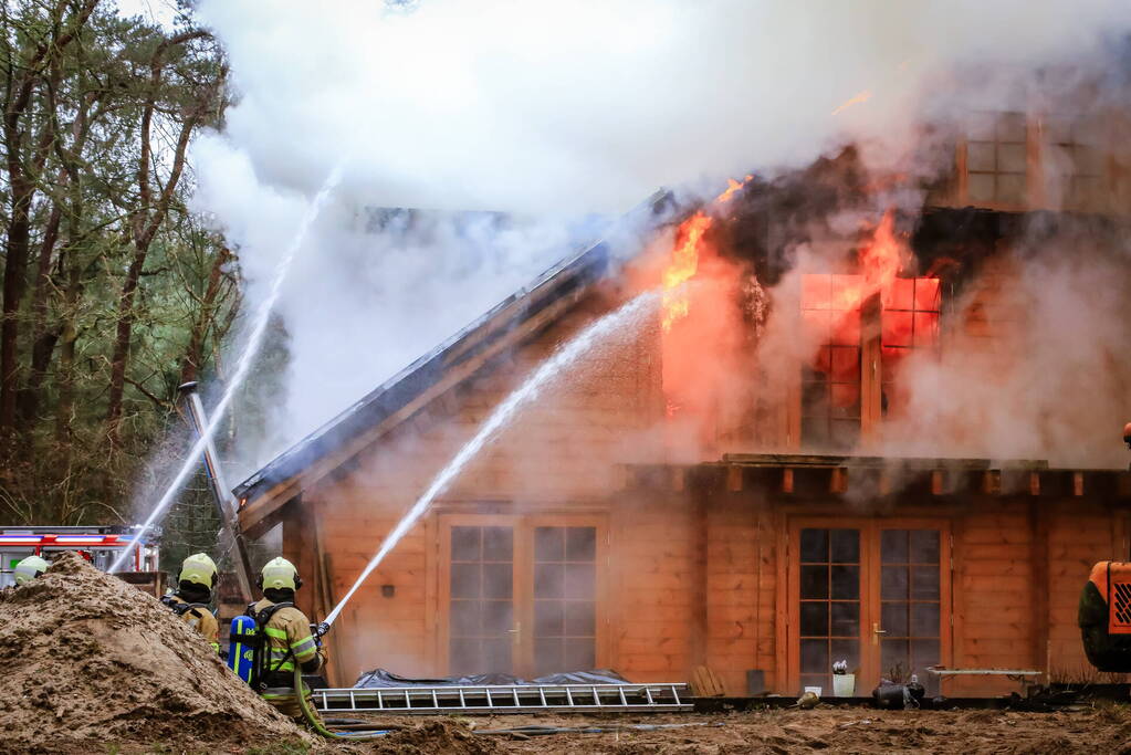 Uitslaande brand in houten woning