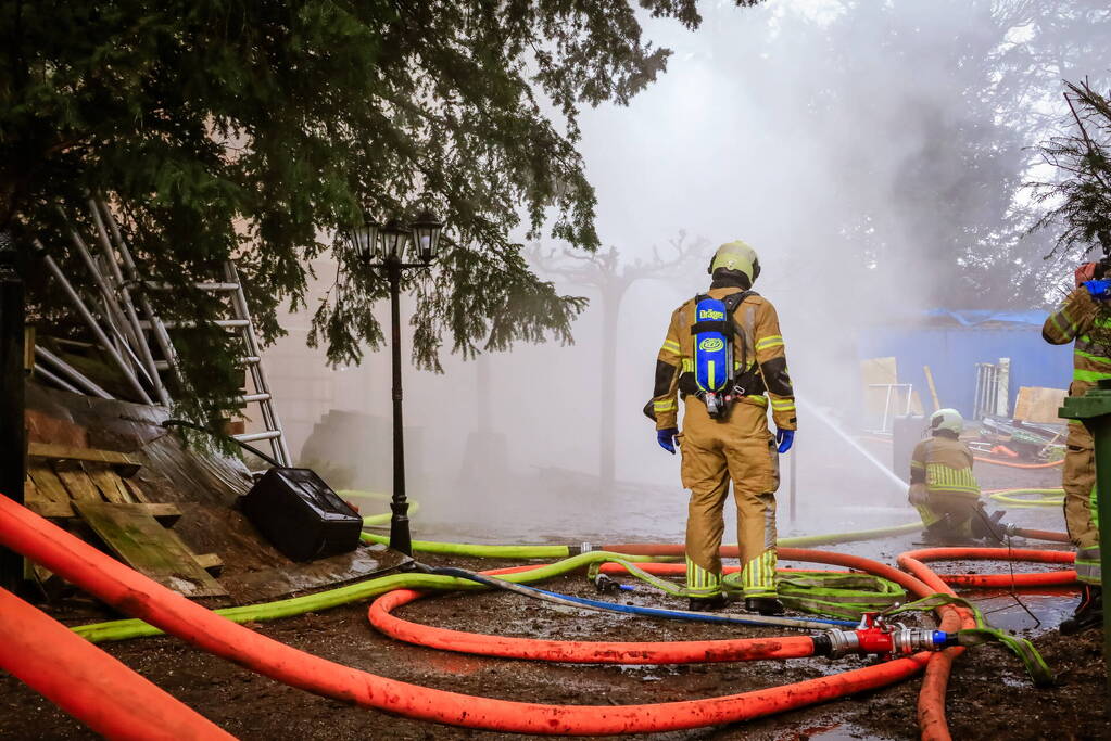 Uitslaande brand in houten woning