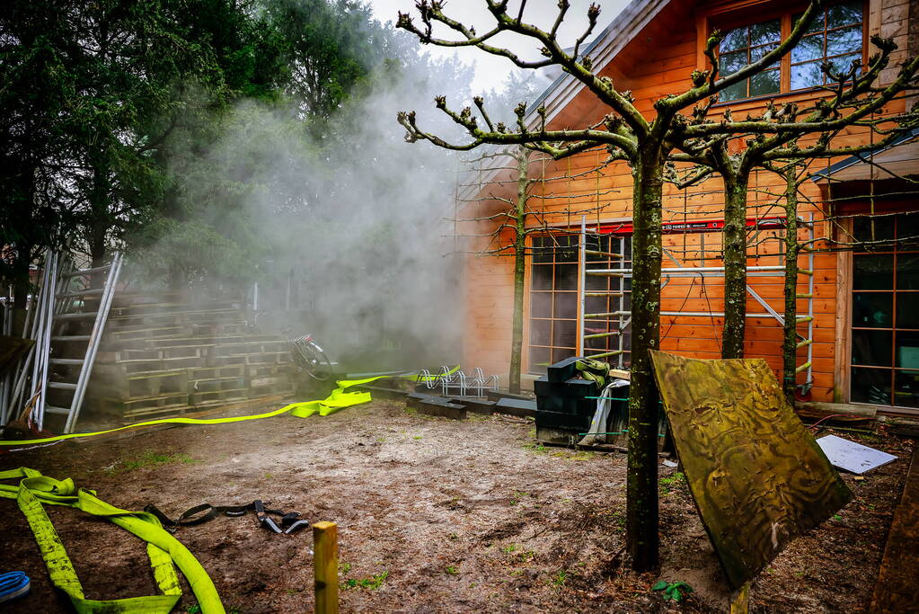 Uitslaande brand in houten woning