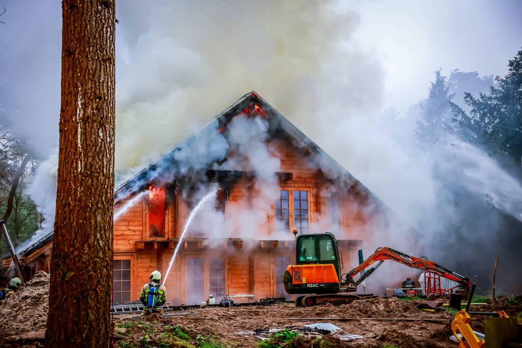 Uitslaande brand in houten woning