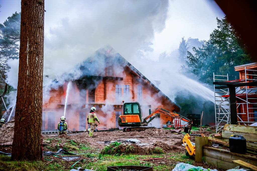 Uitslaande brand in houten woning