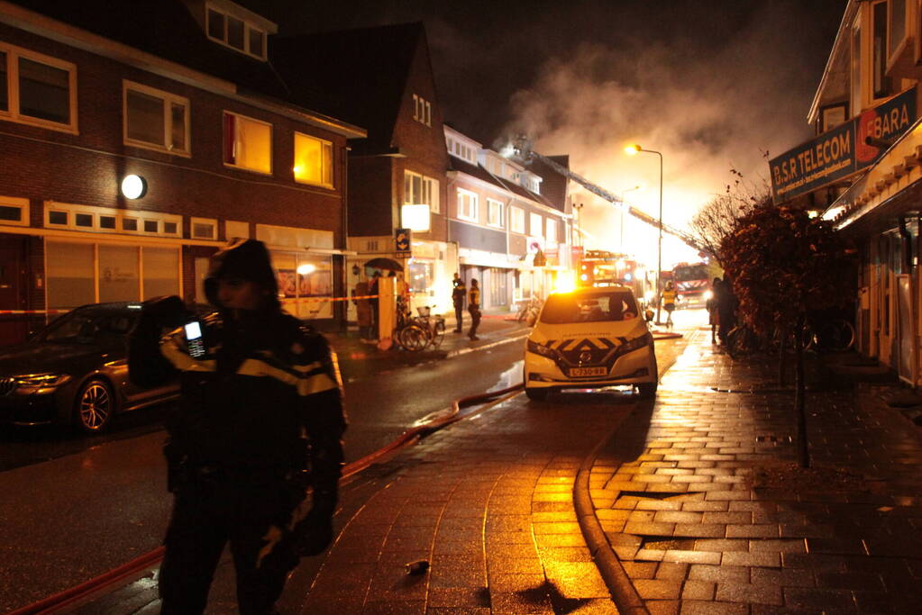 Hevige rookontwikkeling bij grote brand