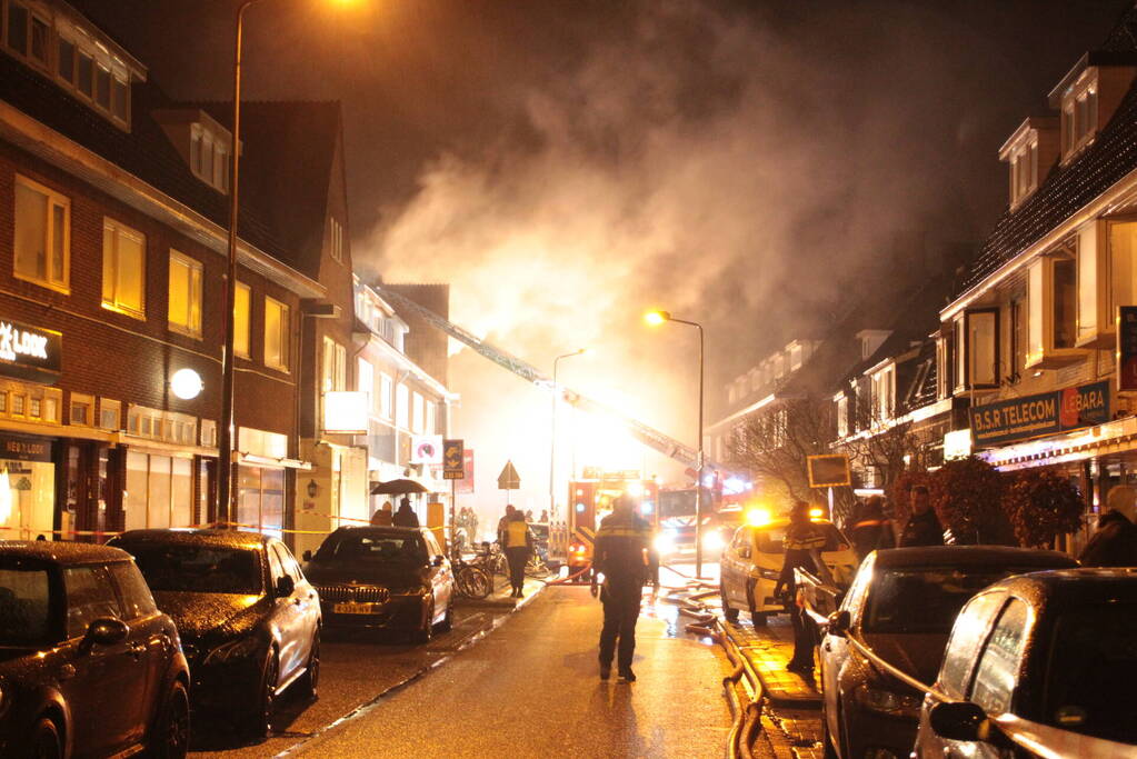 Hevige rookontwikkeling bij grote brand