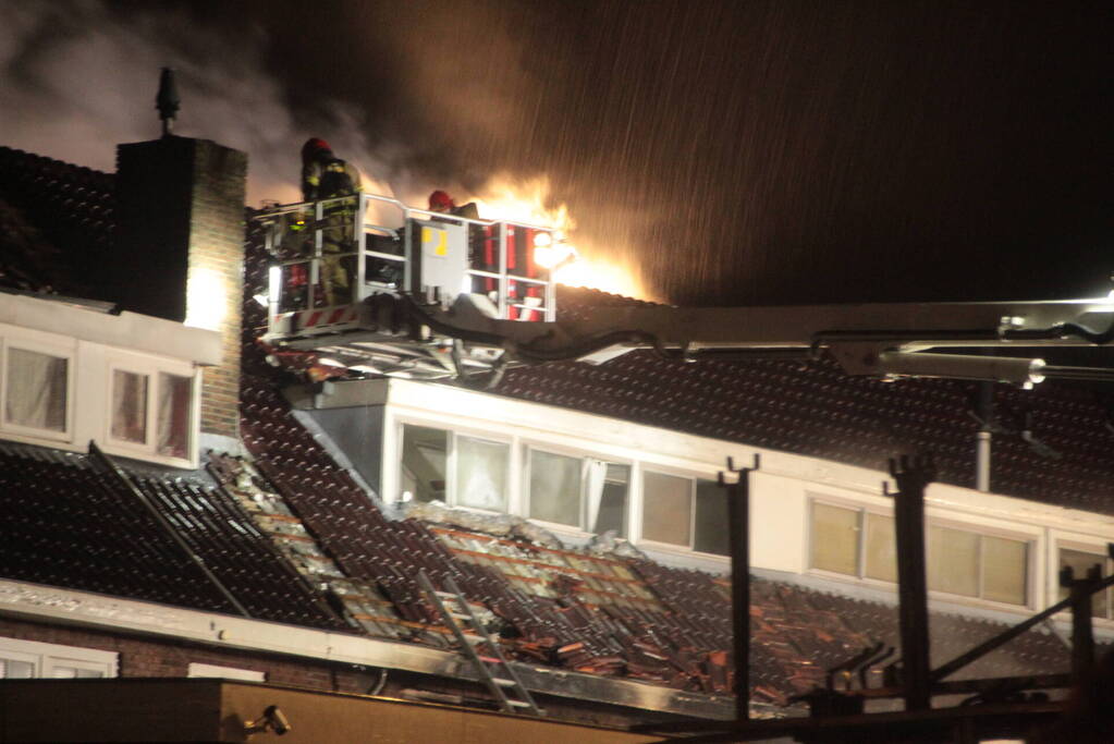 Hevige rookontwikkeling bij grote brand