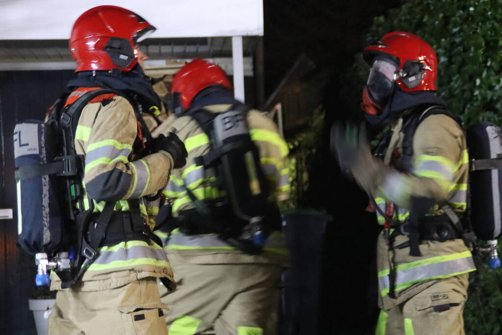 Brandweerlieden slopen dak na brand