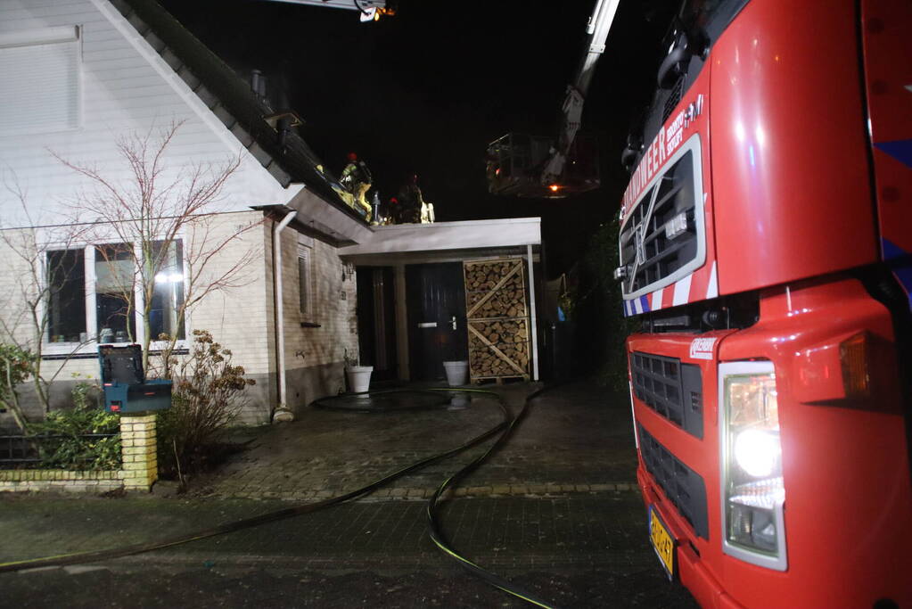 Brandweerlieden slopen dak na brand