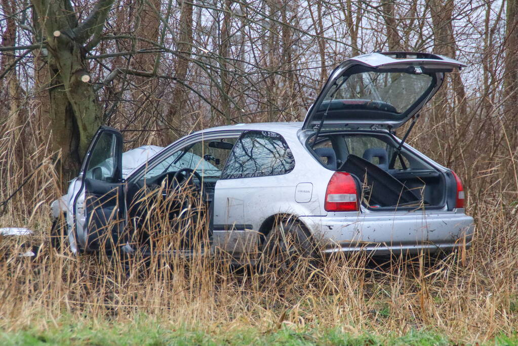 Automobilist zwaargewond bij botsing met boom