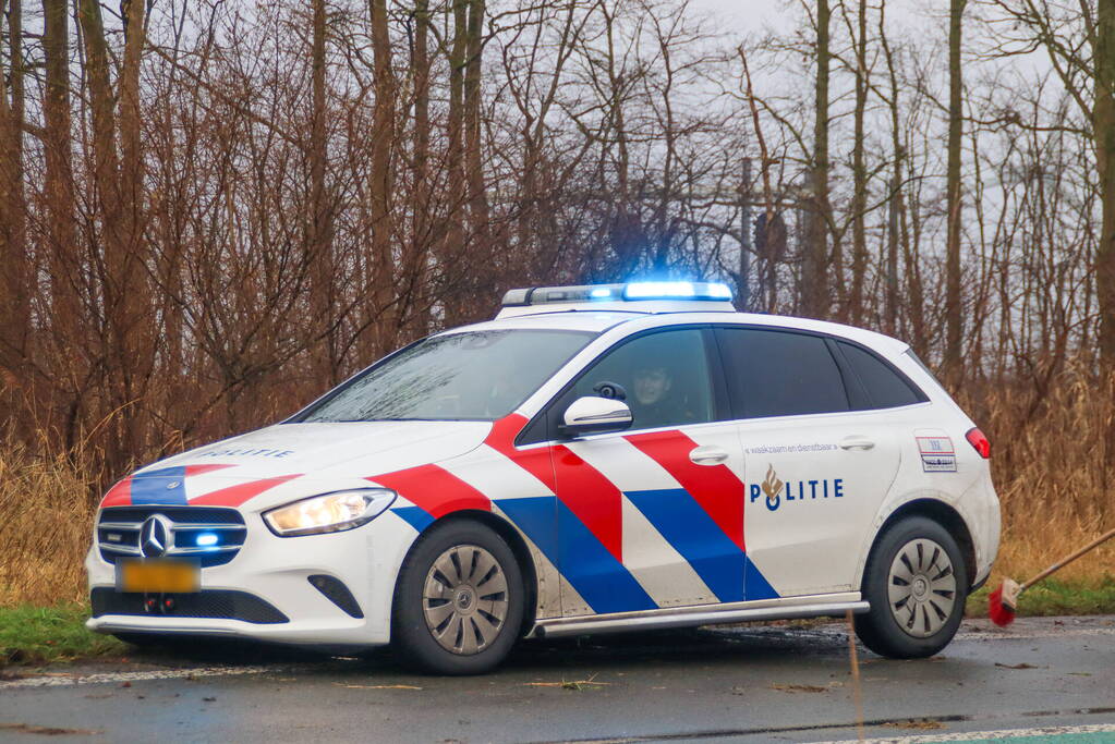 Automobilist zwaargewond bij botsing met boom