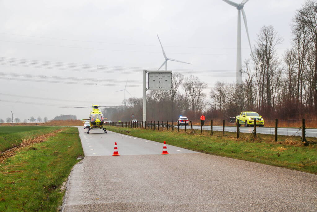 Automobilist zwaargewond bij botsing met boom