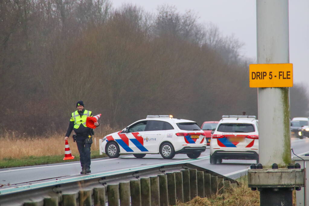 Automobilist zwaargewond bij botsing met boom