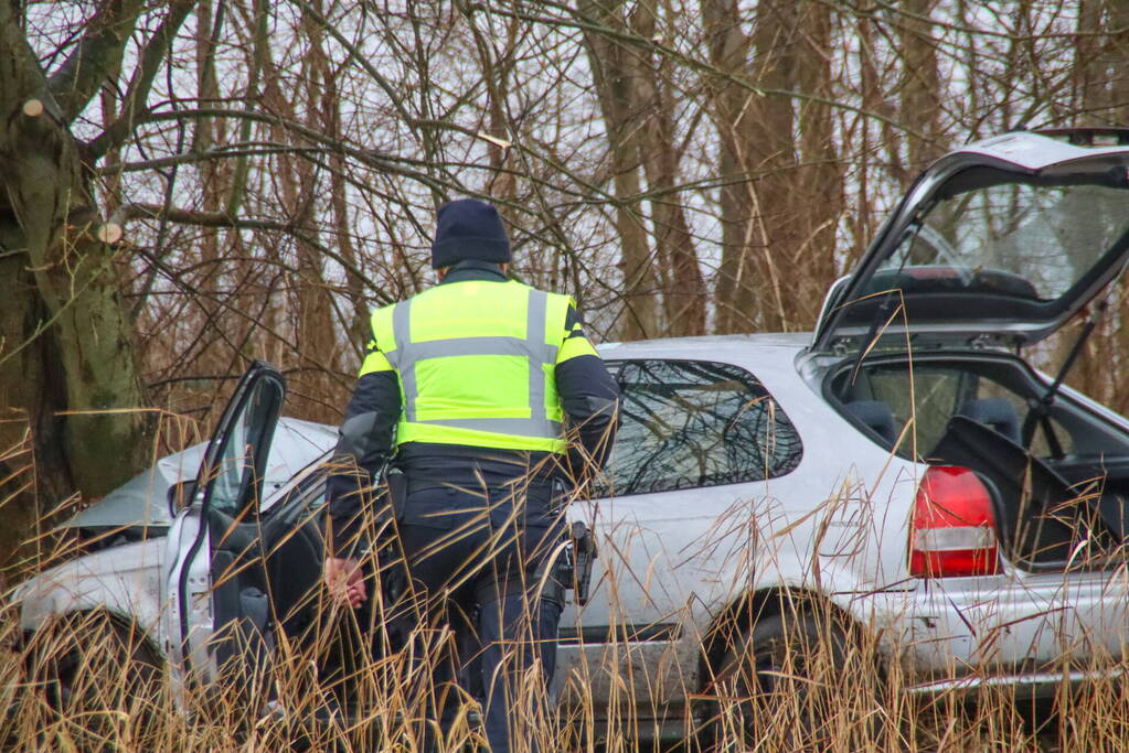 Automobilist zwaargewond bij botsing met boom