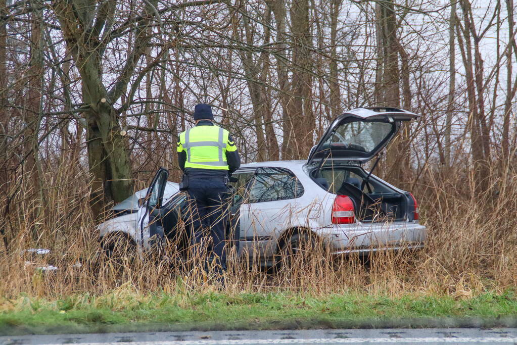 Automobilist zwaargewond bij botsing met boom