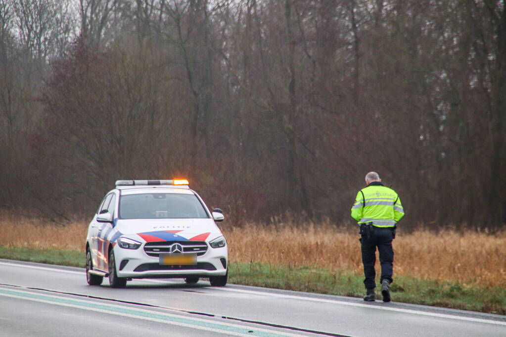 Automobilist zwaargewond bij botsing met boom