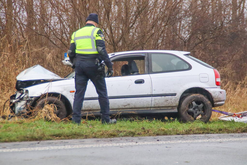 Automobilist zwaargewond bij botsing met boom