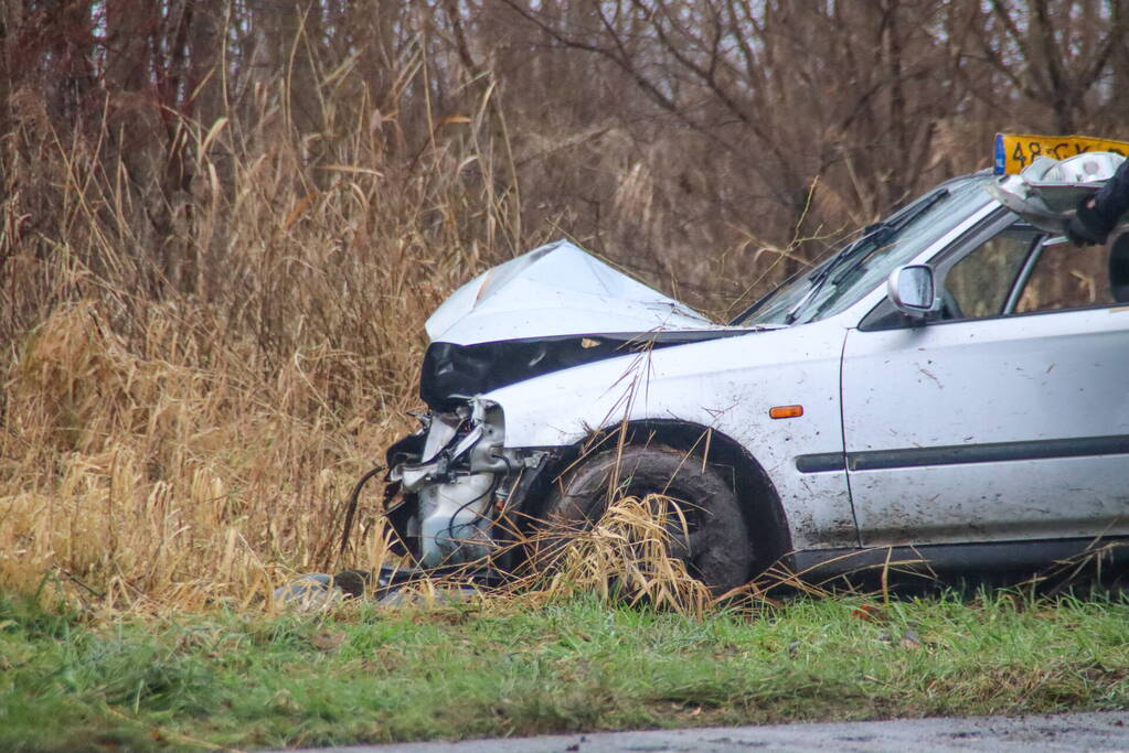 Automobilist zwaargewond bij botsing met boom