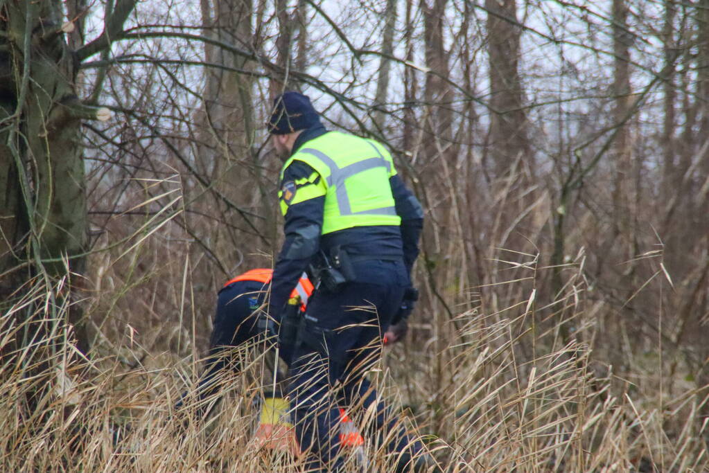 Automobilist zwaargewond bij botsing met boom