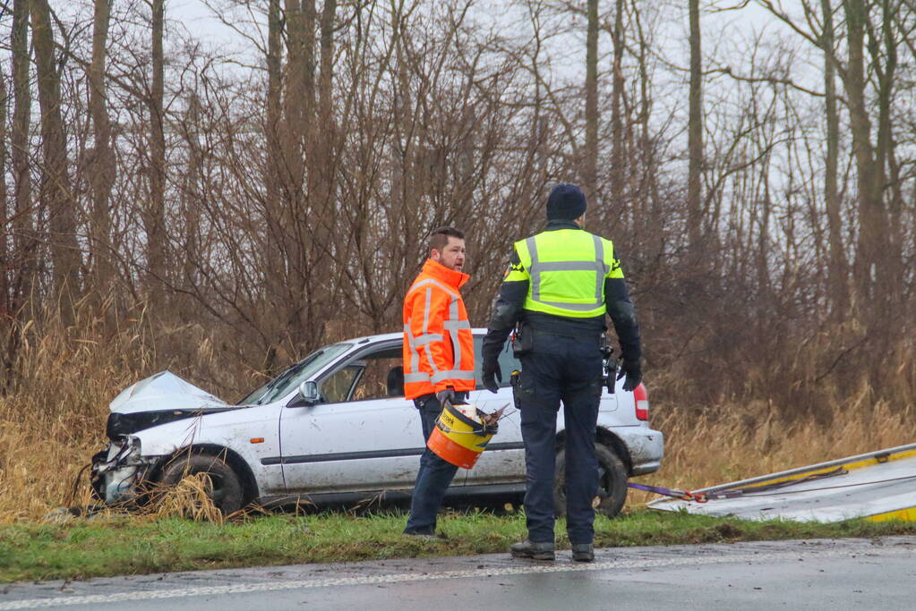 Automobilist zwaargewond bij botsing met boom