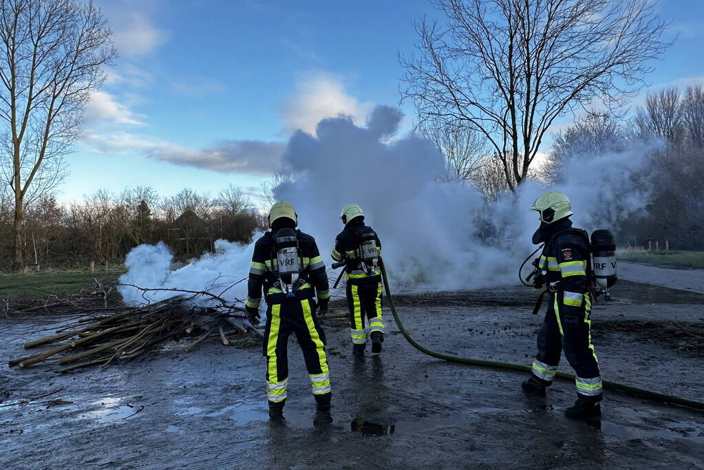 Brandweer blust afvalbrand