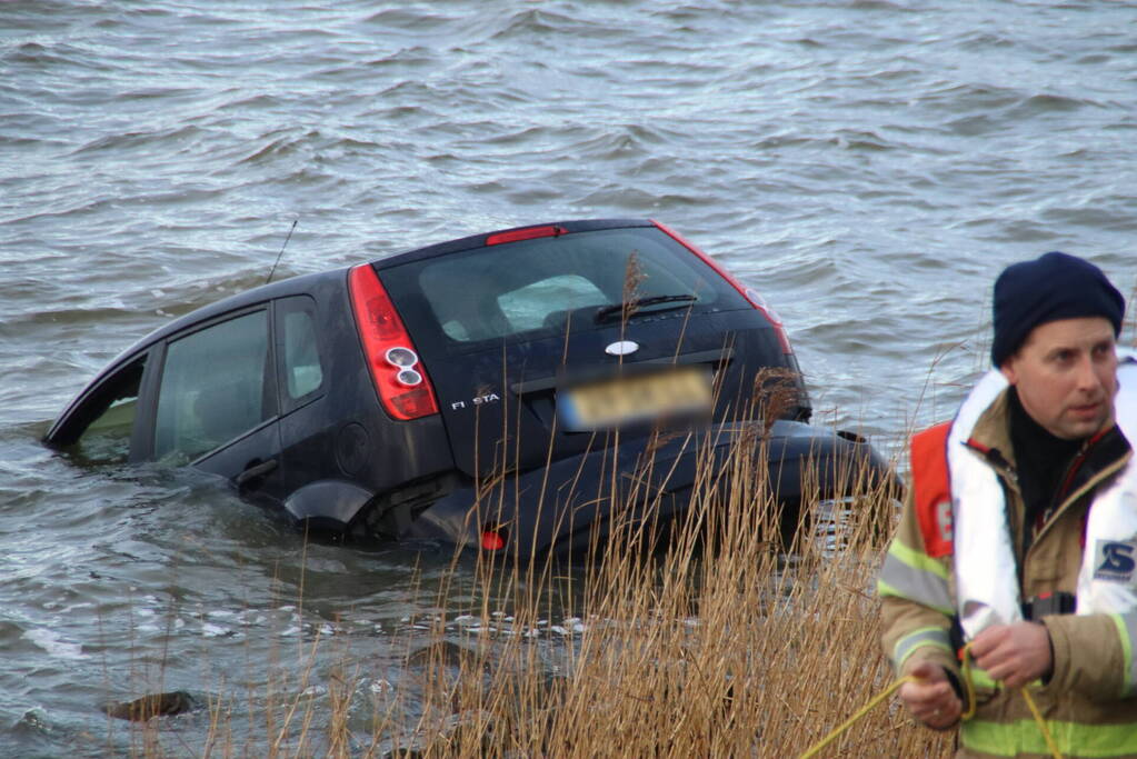 Automobilist gewond geraakt bij auto te water