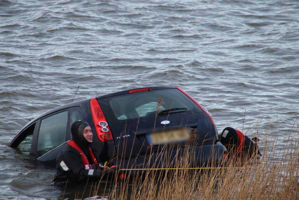 Automobilist gewond geraakt bij auto te water