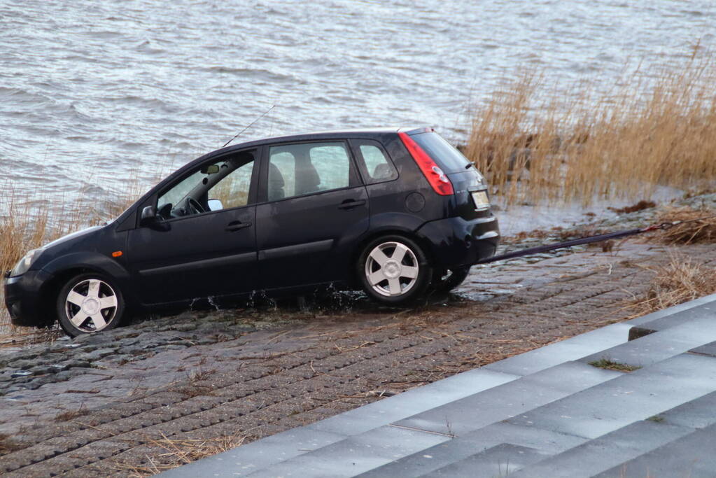 Automobilist gewond geraakt bij auto te water