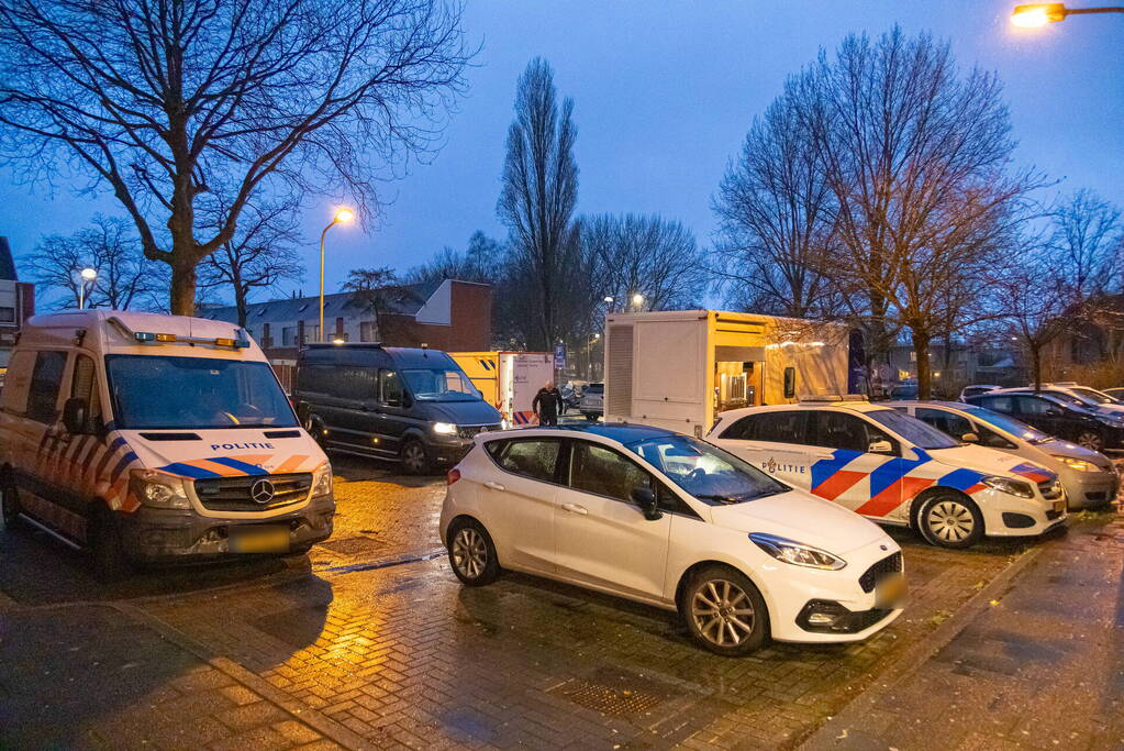 Dode en zwaargewonde aangetroffen in woning