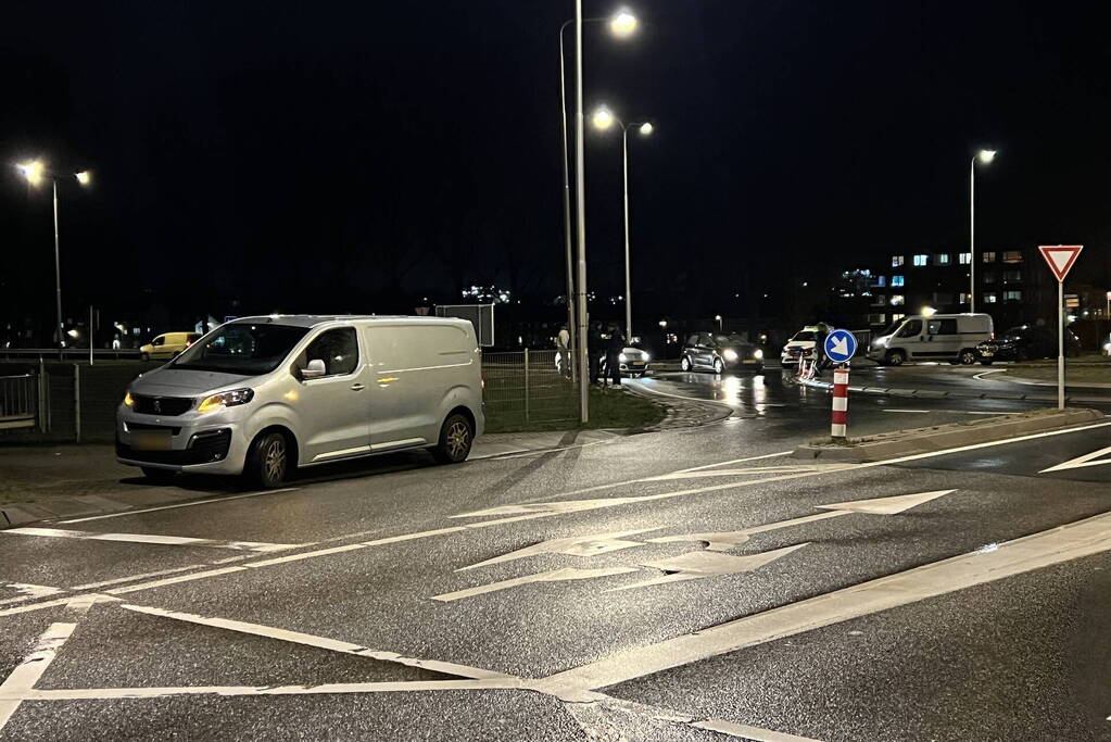 Bestelbus en personenauto botsen op rotonde