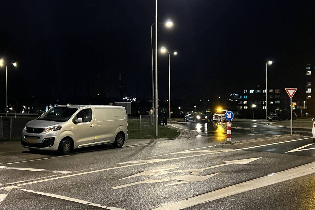 Bestelbus en personenauto botsen op rotonde