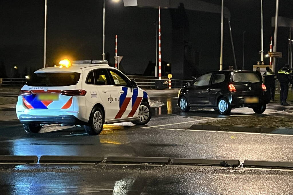 Bestelbus en personenauto botsen op rotonde