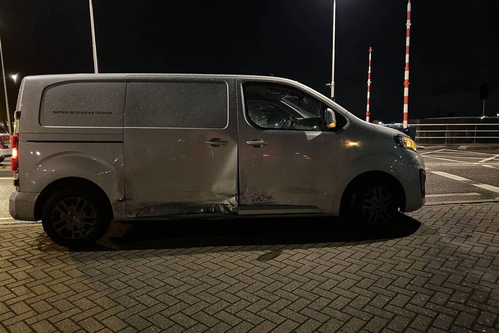 Bestelbus en personenauto botsen op rotonde