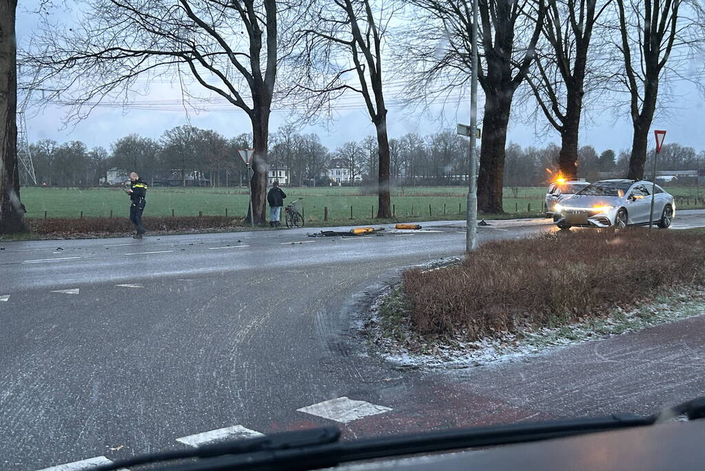 Automobilist klapt op middengeleider