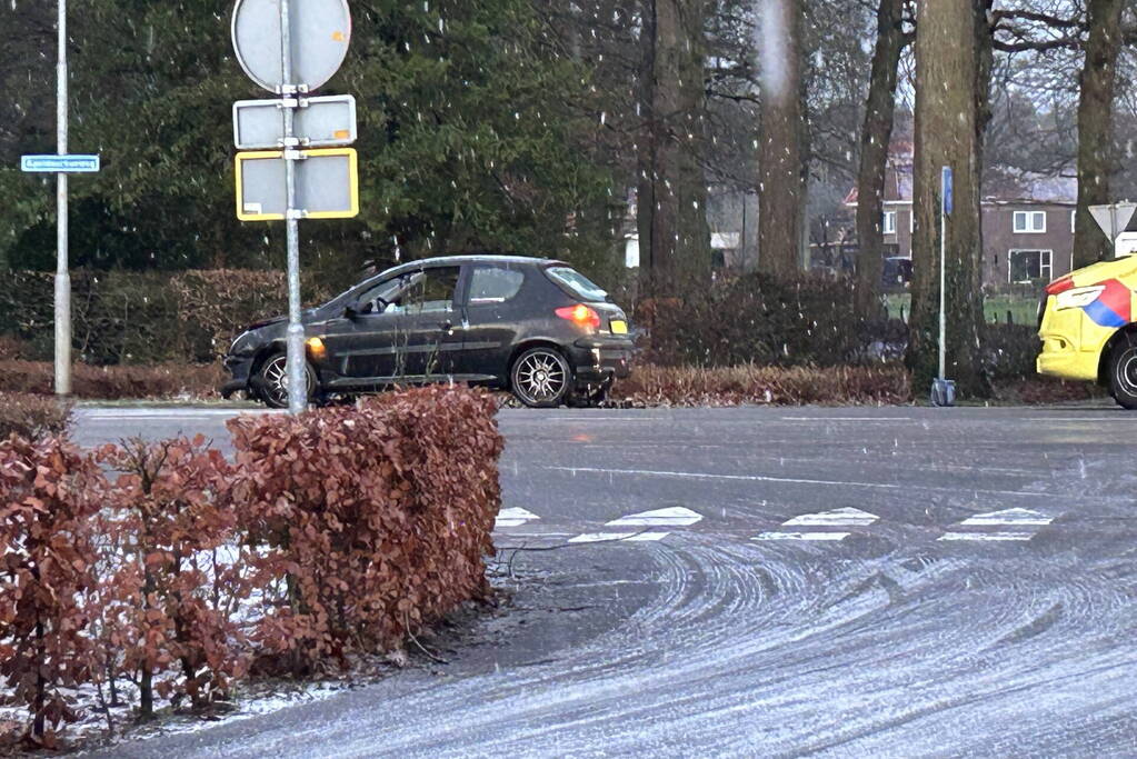 Automobilist klapt op middengeleider